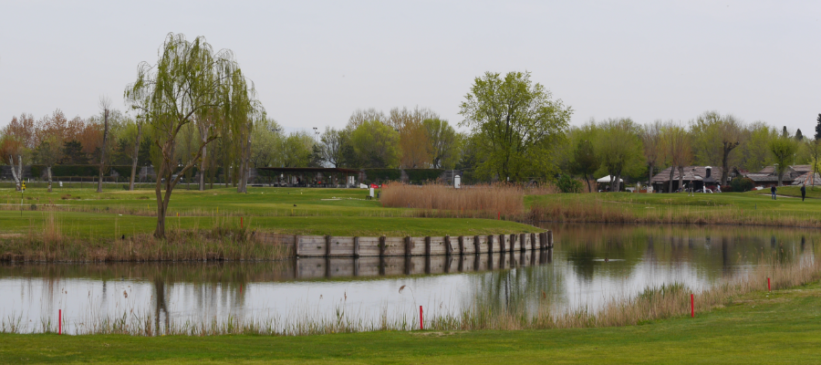 GC Grado mit Teich und Clubhaus im Hintergrund