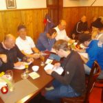 angehende Golfer bei der Platzreifeprüfung