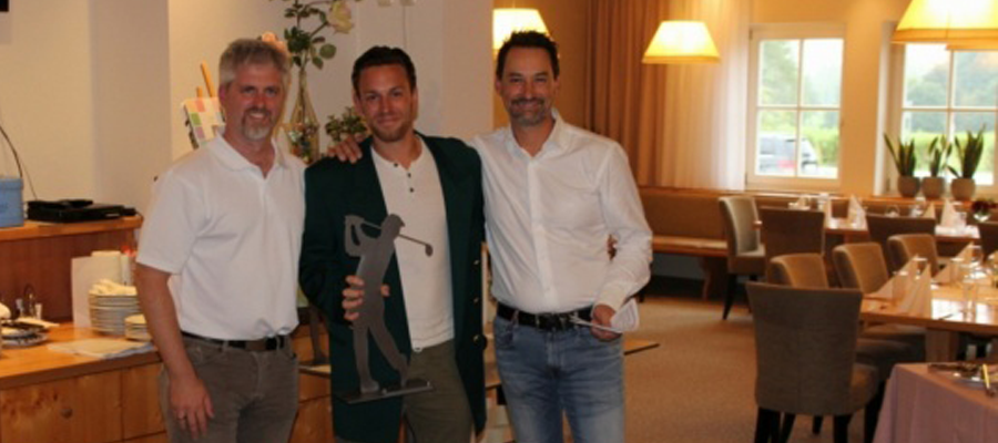 Vorstand und Sieger mit Pokal