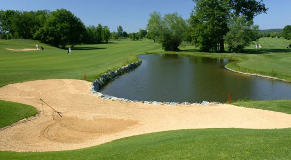 Golfplatz GC Loipersdorf mit Teich & Bunker