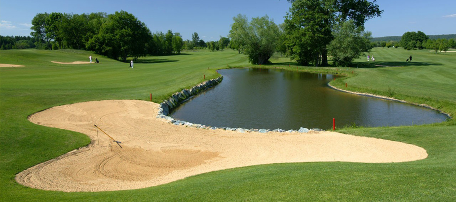 Golfplatz GC Loipersdorf mit Teich & Bunker