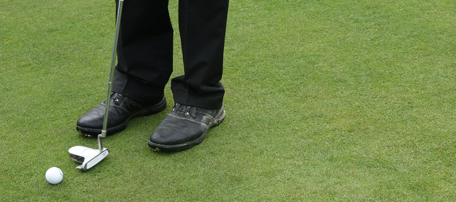 golfer auf dem Green beim Einlochen