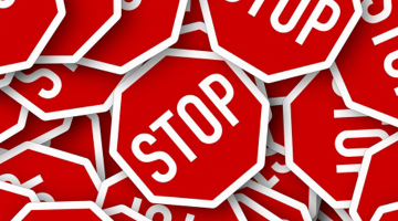 mehrere rote Stopp-Schilder