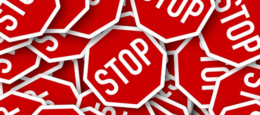 mehrere rote Stopp-Schilder